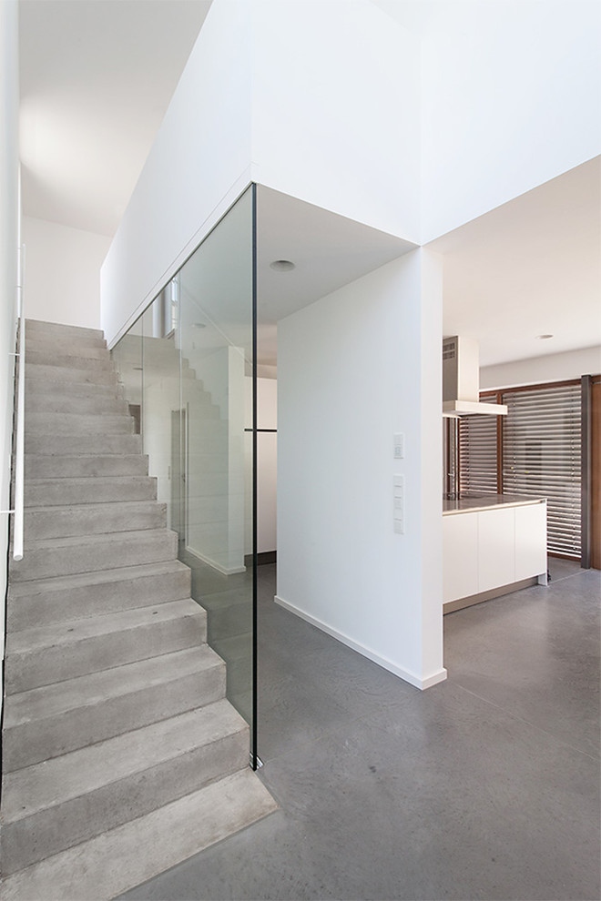На фото: прямая бетонная лестница среднего размера в современном стиле с бетонными ступенями