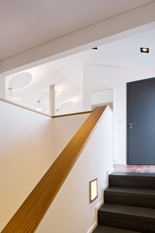 Wohnhaus im Seelhorster Garten Transitional Staircase Hanover