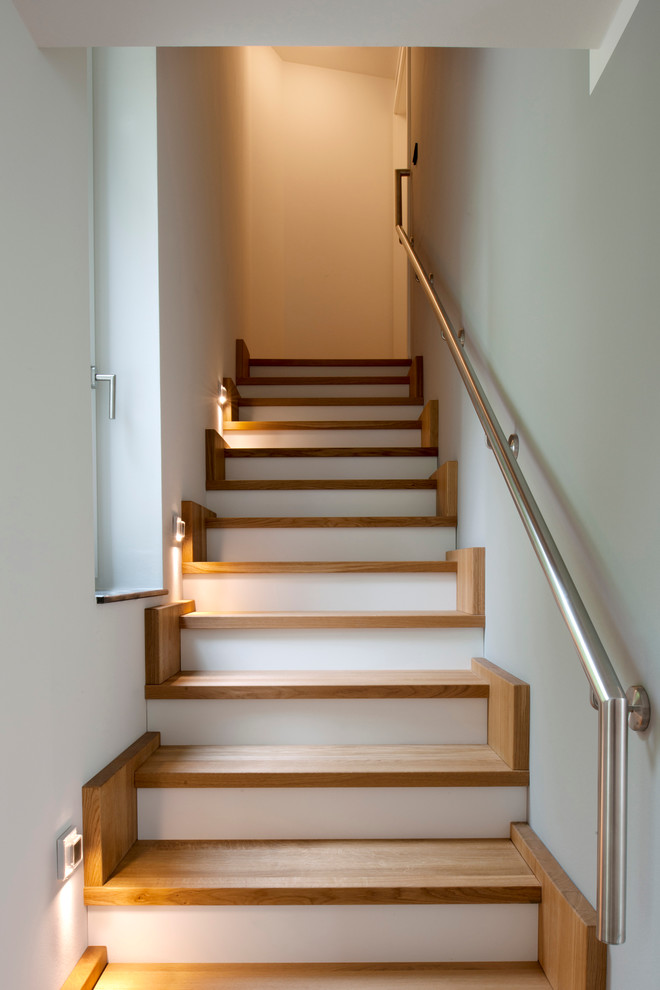 Идея дизайна: прямая лестница среднего размера в современном стиле с деревянными ступенями