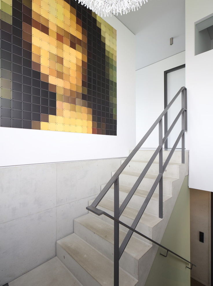 シュトゥットガルトにある小さなコンテンポラリースタイルのおしゃれな階段 (コンクリートの蹴込み板) の写真