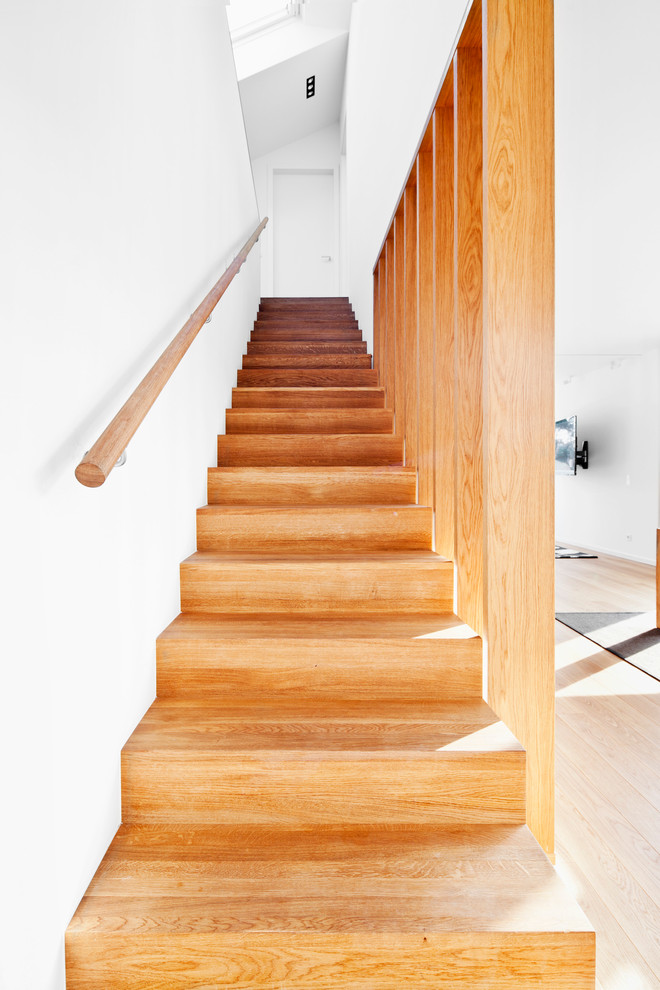 Стильный дизайн: большая прямая деревянная лестница в современном стиле с деревянными ступенями - последний тренд