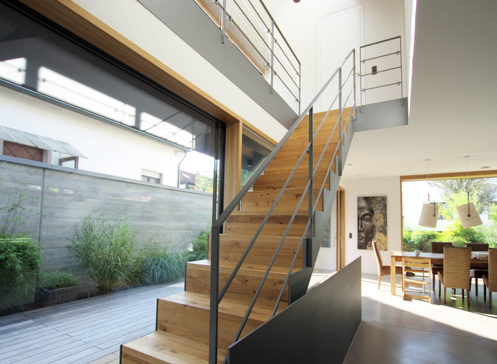 Inspiration för mellanstora moderna raka trappor i trä, med sättsteg i trä och räcke i metall