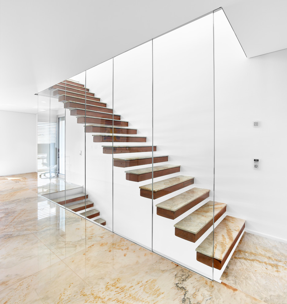Cette image montre un escalier droit design de taille moyenne avec des contremarches en bois.