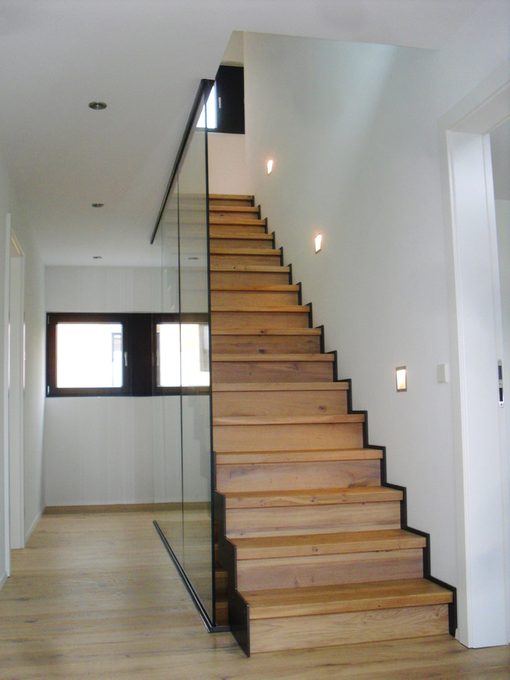 Cette image montre un escalier droit design de taille moyenne avec des marches en bois et des contremarches en bois.