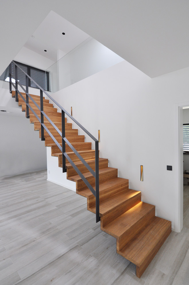 Exemple d'un escalier droit tendance de taille moyenne avec des marches en bois et des contremarches en bois.