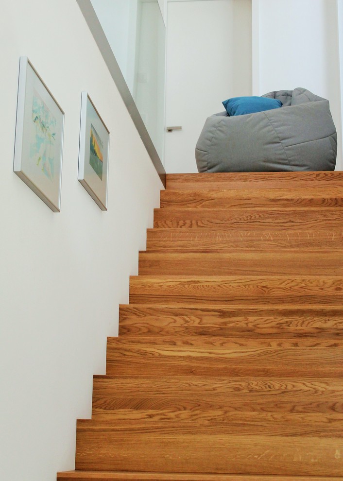 Пример оригинального дизайна: маленькая прямая лестница в современном стиле с крашенными деревянными ступенями и крашенными деревянными подступенками для на участке и в саду