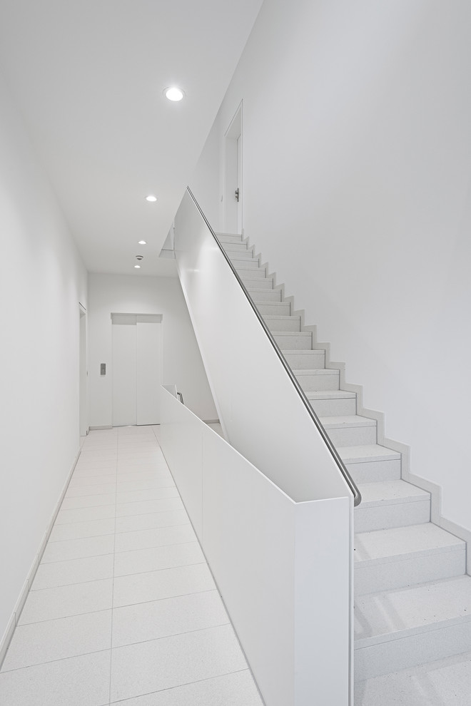 Modelo de escalera recta contemporánea con escalones con baldosas