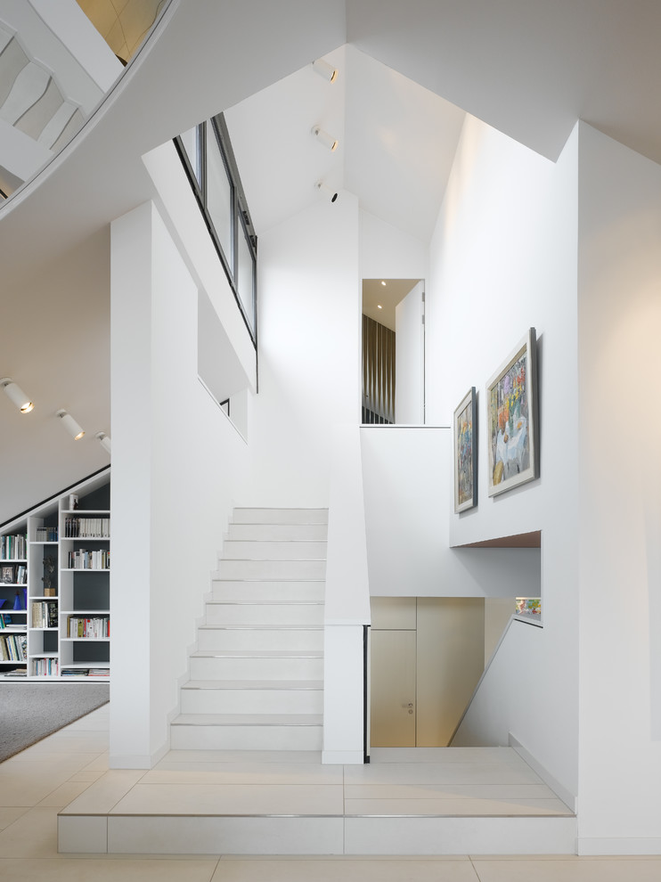 Kleine Moderne Treppe in U-Form mit gefliesten Treppenstufen und gefliesten Setzstufen in Stuttgart