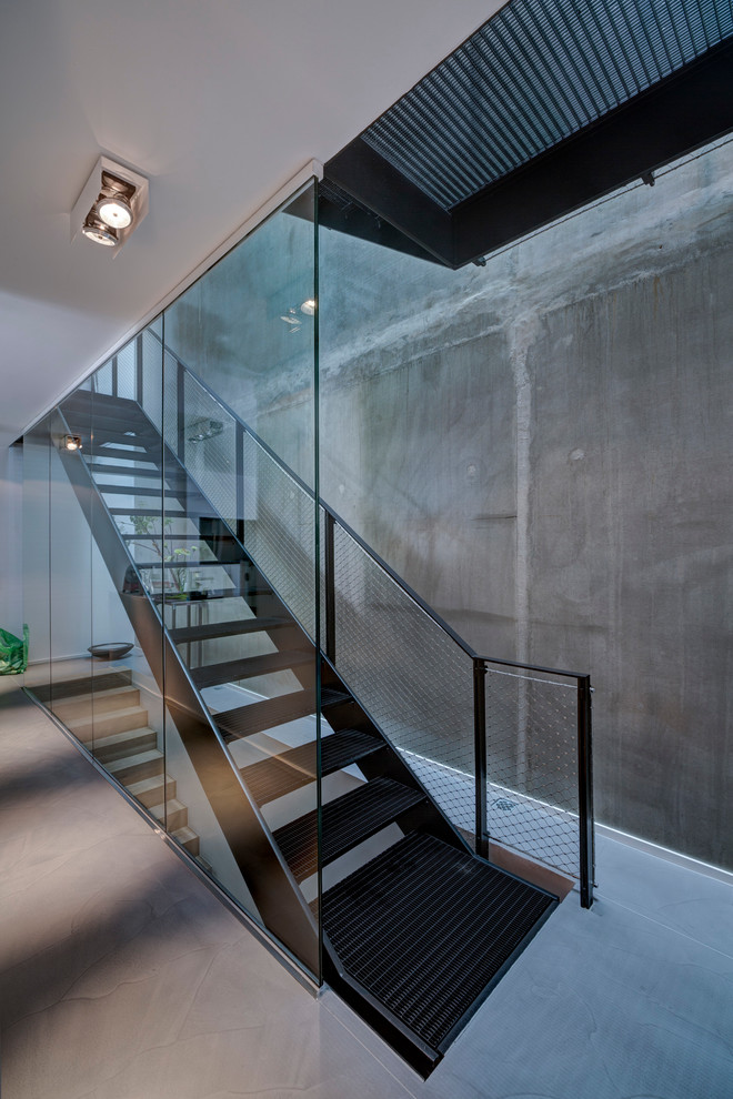 Imagen de escalera recta contemporánea de tamaño medio sin contrahuella con escalones de metal