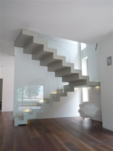 На фото: большая п-образная металлическая лестница в современном стиле с металлическими ступенями с