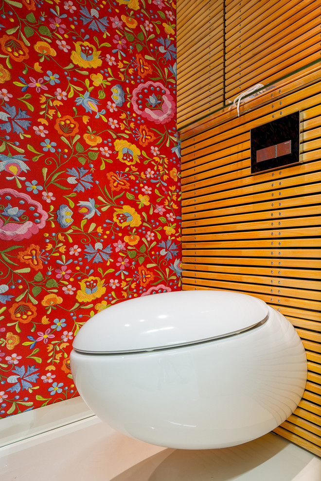 Idéer för eklektiska toaletter, med flerfärgade väggar och en vägghängd toalettstol