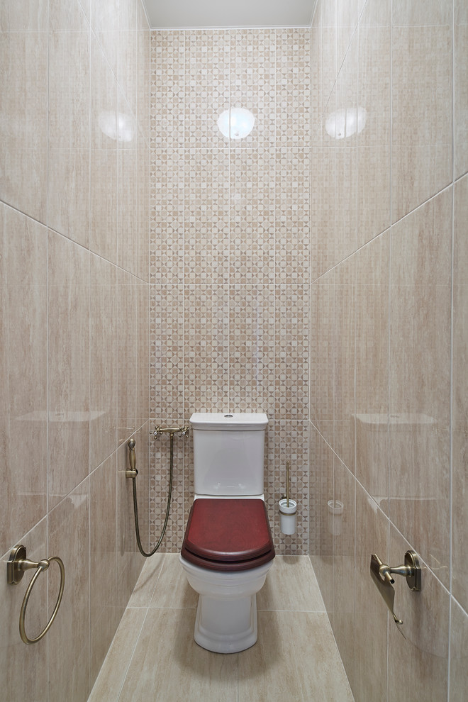 Idéer för ett klassiskt toalett, med en toalettstol med separat cisternkåpa och beige kakel