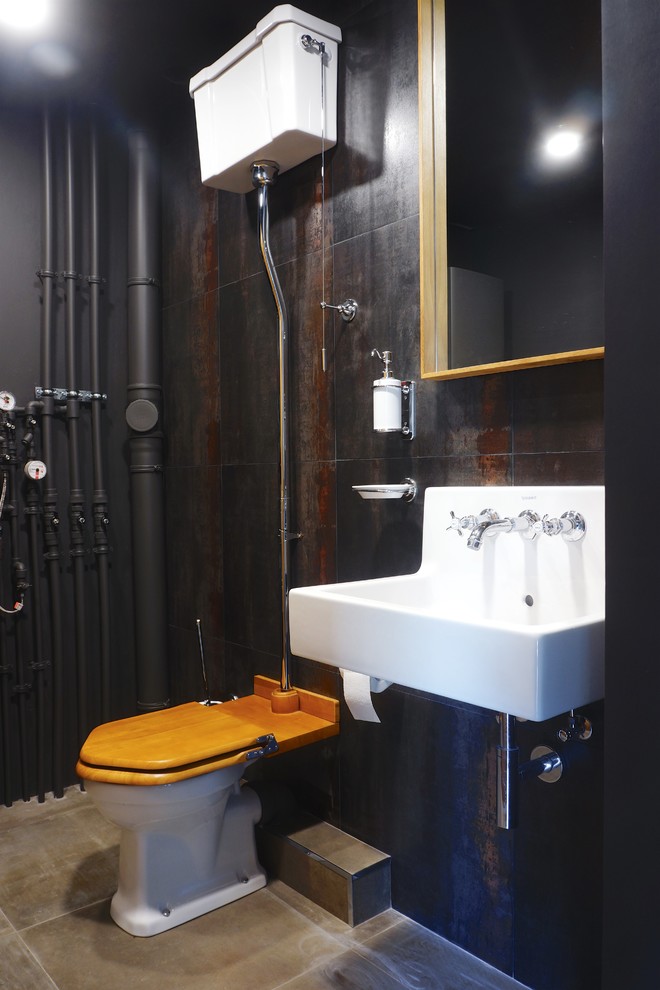 Пример оригинального дизайна: туалет в стиле лофт с раздельным унитазом и подвесной раковиной