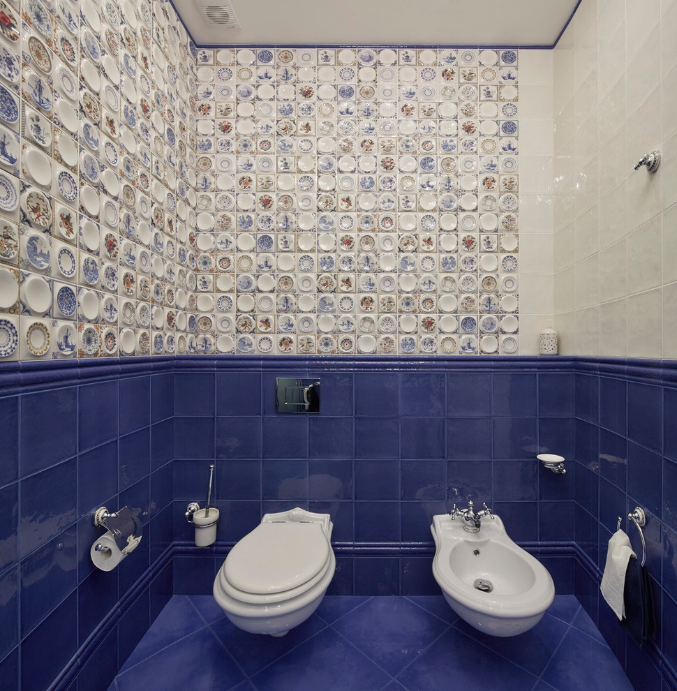 Klassische Gästetoilette mit Bidet, blauen Fliesen, weißen Fliesen, farbigen Fliesen und blauem Boden in Moskau