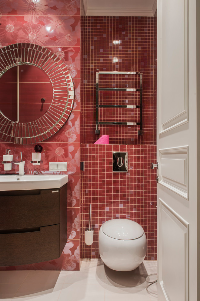 Идея дизайна: туалет в современном стиле с плоскими фасадами, темными деревянными фасадами, инсталляцией, красной плиткой, плиткой мозаикой, накладной раковиной и белым полом