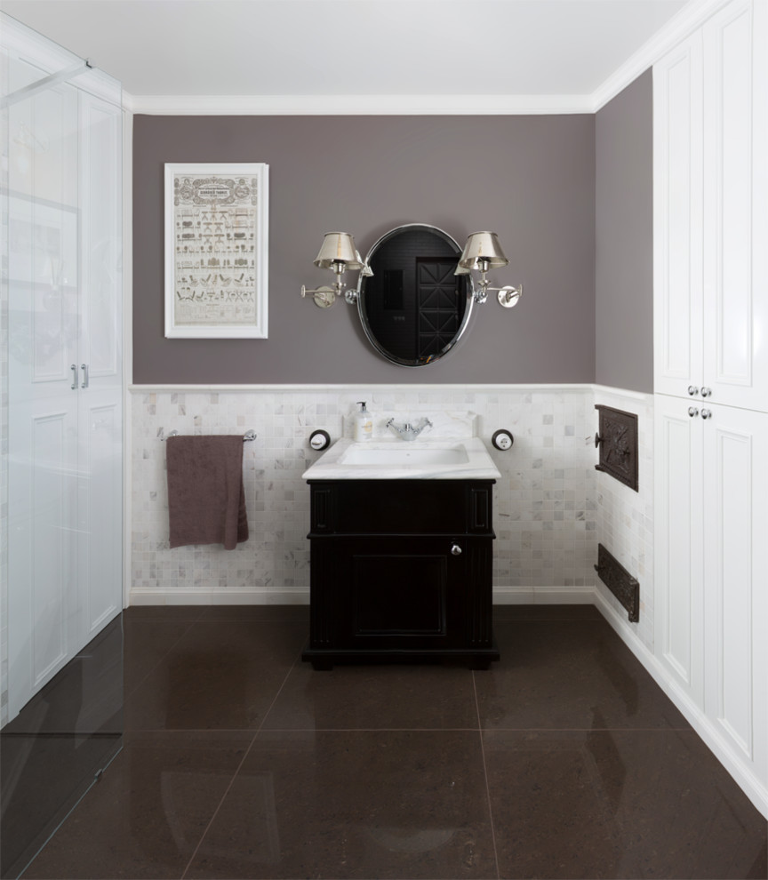 Esempio di un piccolo bagno di servizio moderno con ante a filo, ante in legno bruno, WC a due pezzi, piastrelle bianche, pareti grigie, pavimento in gres porcellanato, lavabo sottopiano e top in marmo