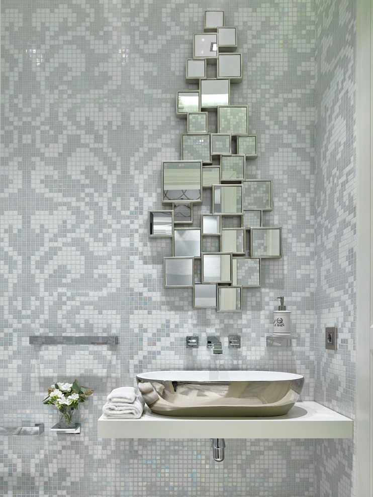 На фото: туалет в стиле неоклассика (современная классика) с серой плиткой, плиткой мозаикой и настольной раковиной с