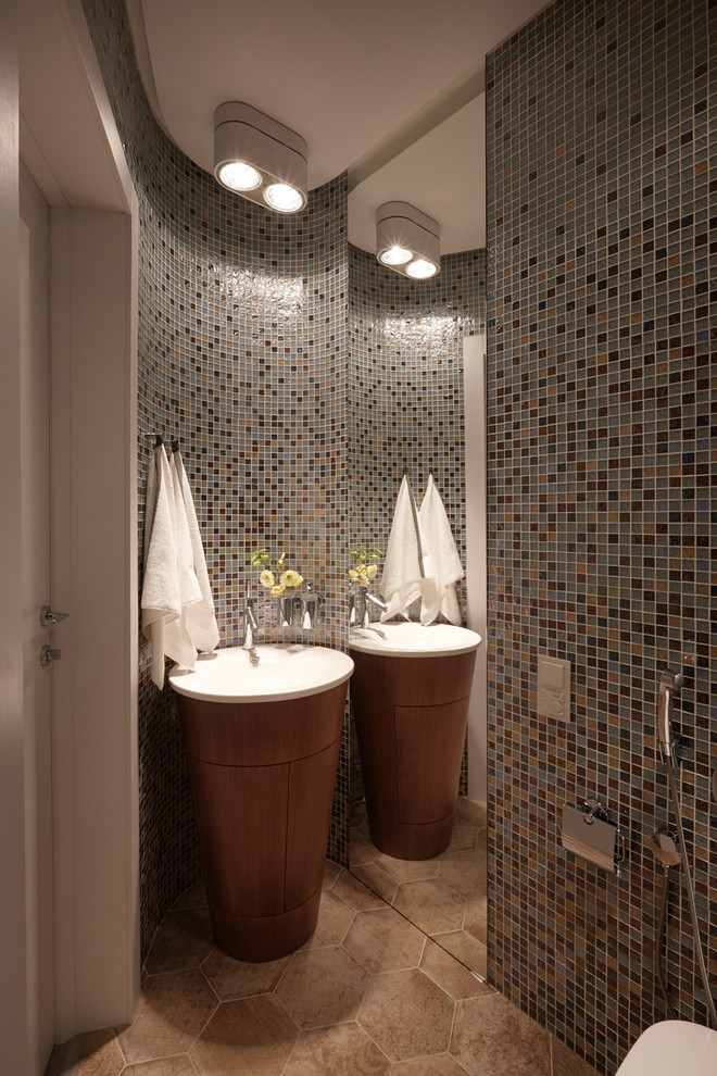 Пример оригинального дизайна: маленький туалет в скандинавском стиле с плоскими фасадами, коричневыми фасадами, серой плиткой, стеклянной плиткой, полом из керамической плитки, монолитной раковиной, столешницей из искусственного камня и коричневым полом для на участке и в саду