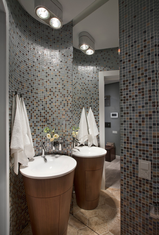 На фото: туалет в современном стиле с фасадами цвета дерева среднего тона, серой плиткой, бежевой плиткой, плиткой мозаикой и раковиной с пьедесталом с