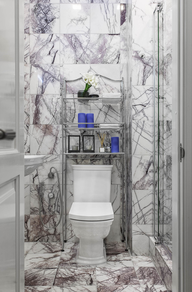 На фото: узкая и длинная ванная комната в стиле неоклассика (современная классика)