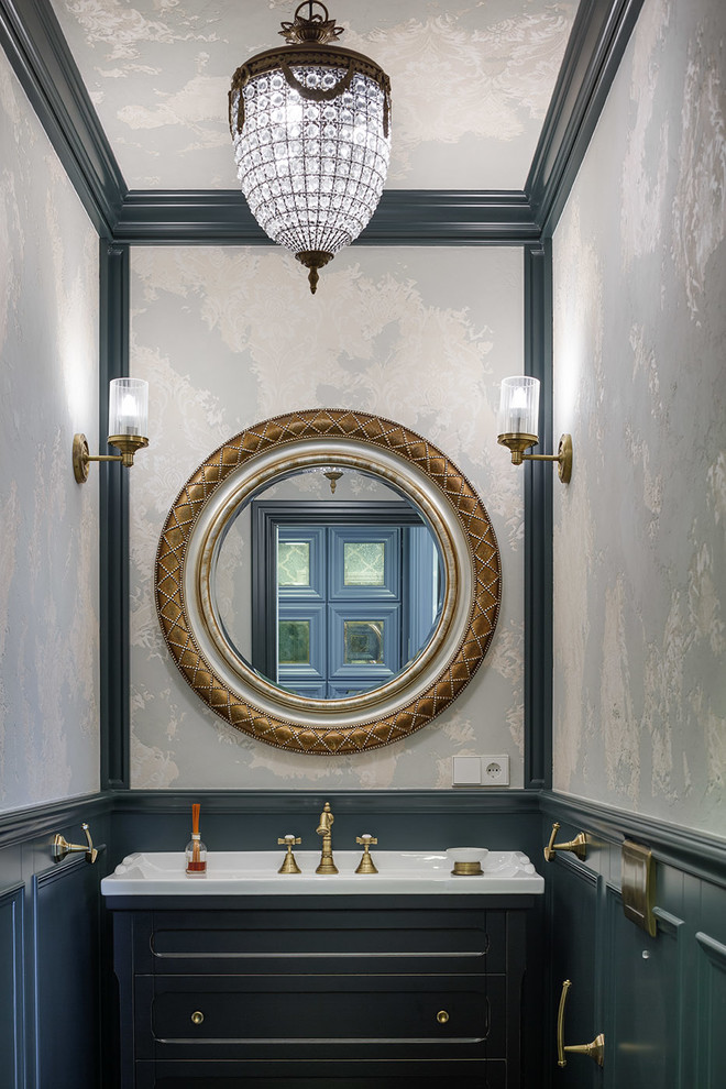 На фото: туалет в стиле неоклассика (современная классика) с черными фасадами и серыми стенами с