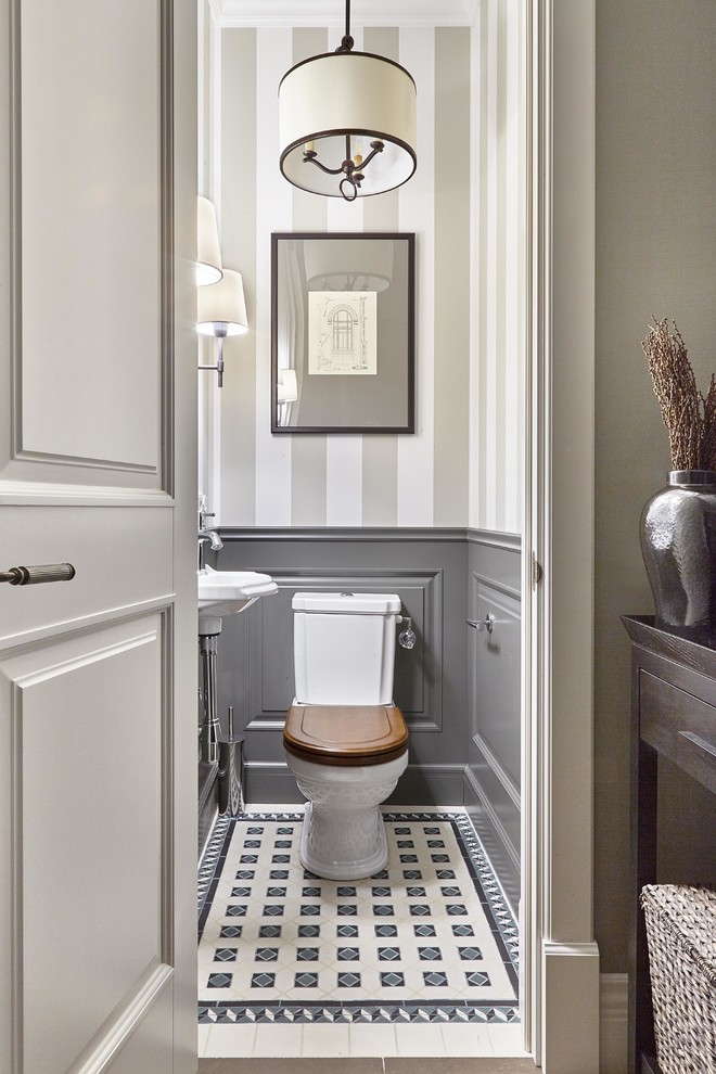 Inspiration för klassiska toaletter, med en toalettstol med separat cisternkåpa, ett väggmonterat handfat och flerfärgat golv