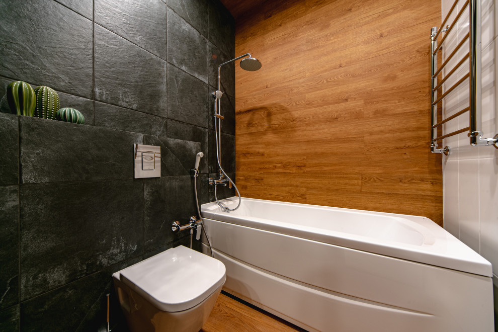 На фото: маленькая ванная комната в стиле фьюжн с гигиеническим душем для на участке и в саду