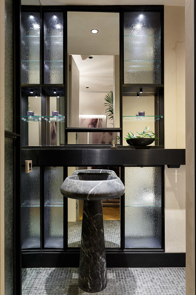 Источник вдохновения для домашнего уюта: туалет среднего размера в современном стиле с серой плиткой, полом из мозаичной плитки, раковиной с пьедесталом и серым полом