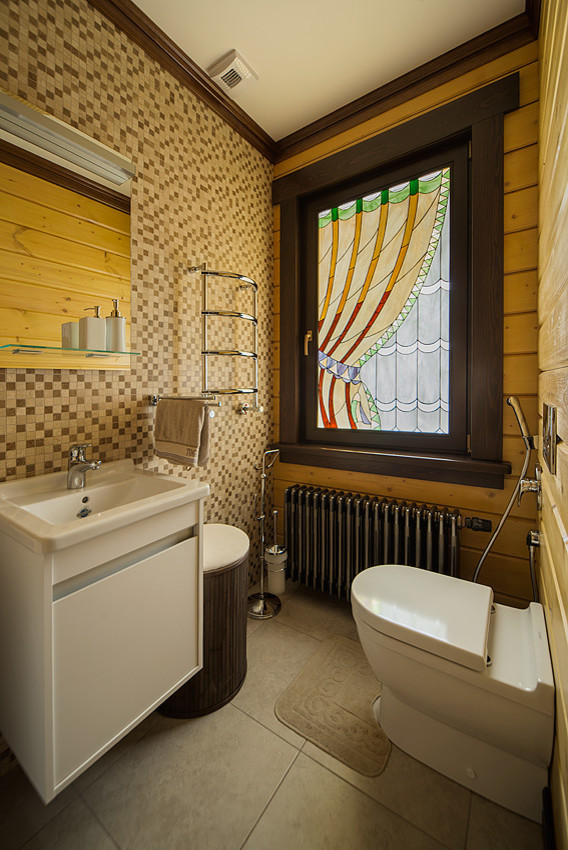 Esempio di un piccolo bagno di servizio country con ante lisce, WC sospeso, piastrelle beige, piastrelle in pietra, pareti beige, pavimento in gres porcellanato e lavabo da incasso