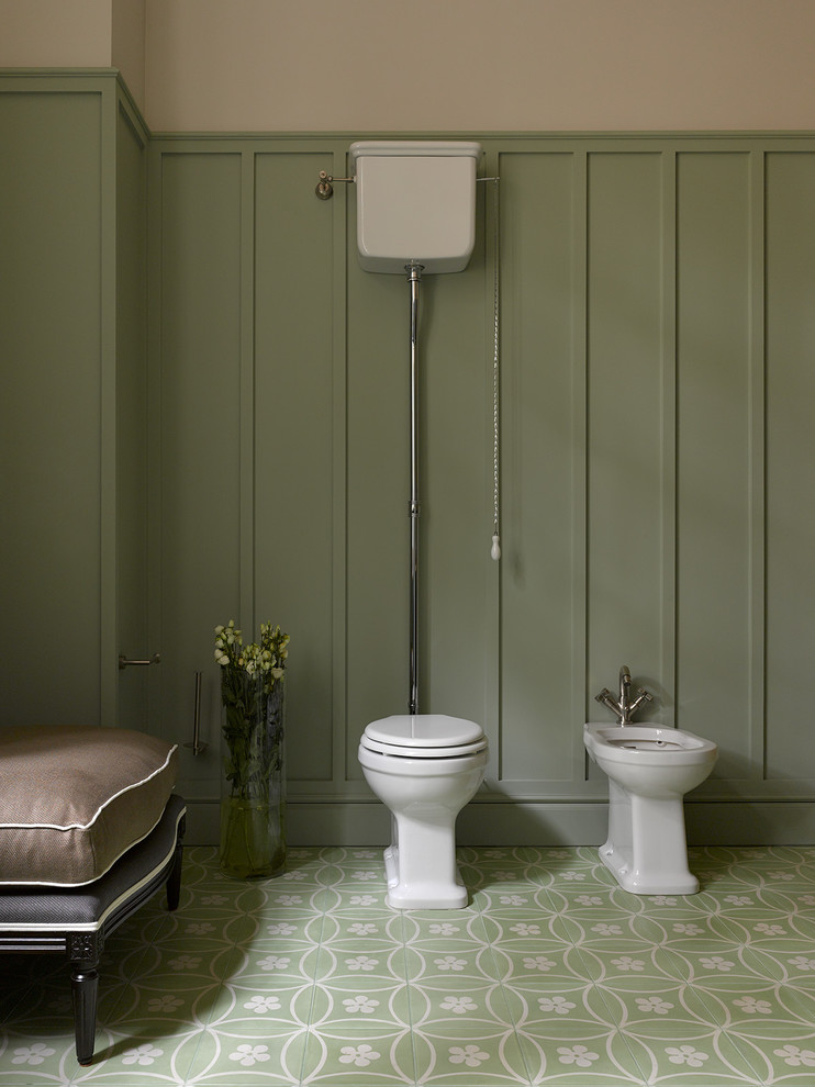 На фото: туалет в классическом стиле с биде, зелеными стенами и зеленым полом