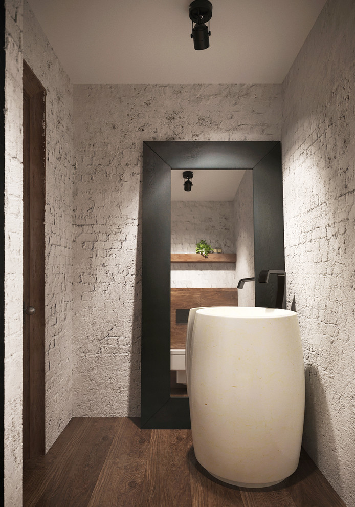 Стильный дизайн: маленький туалет в современном стиле с инсталляцией, серой плиткой, белыми стенами, полом из керамической плитки, монолитной раковиной и коричневым полом для на участке и в саду - последний тренд