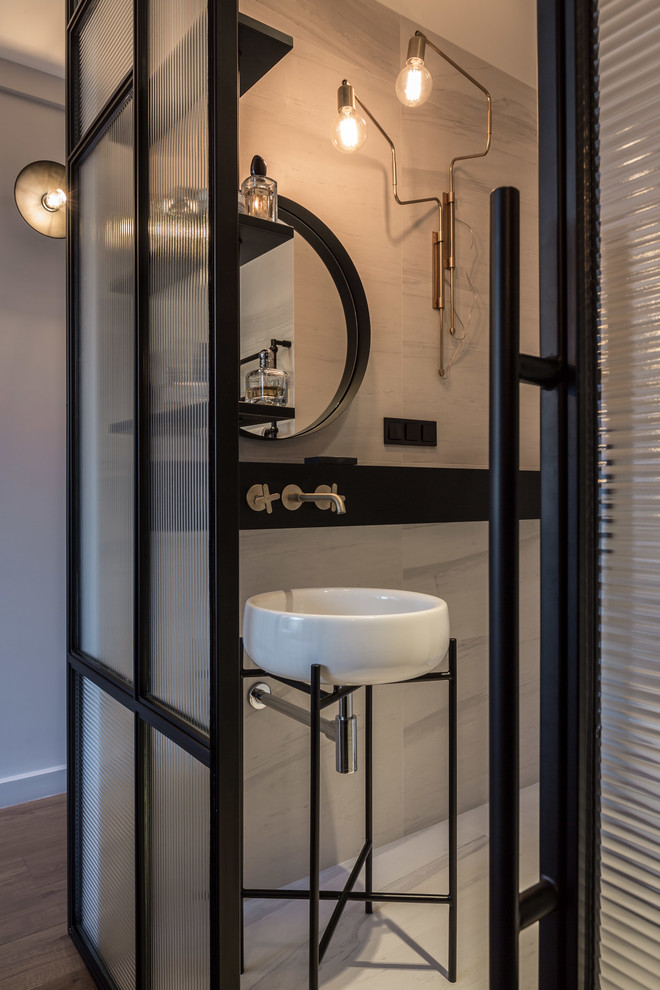Kleine Moderne Gästetoilette mit beigen Fliesen, Keramikfliesen, beiger Wandfarbe, Keramikboden, weißem Boden und Waschtischkonsole in Sonstige