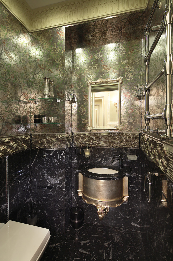 モスクワにある小さなヴィクトリアン調のおしゃれなトイレ・洗面所 (壁掛け式トイレ、緑のタイル、大理石タイル、緑の壁、大理石の床、壁付け型シンク、黒い床) の写真