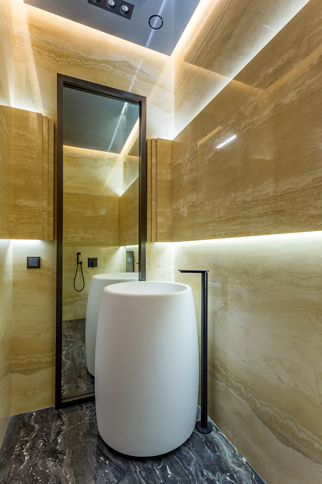 Moderne Gästetoilette mit beigen Fliesen und Sockelwaschbecken in Moskau