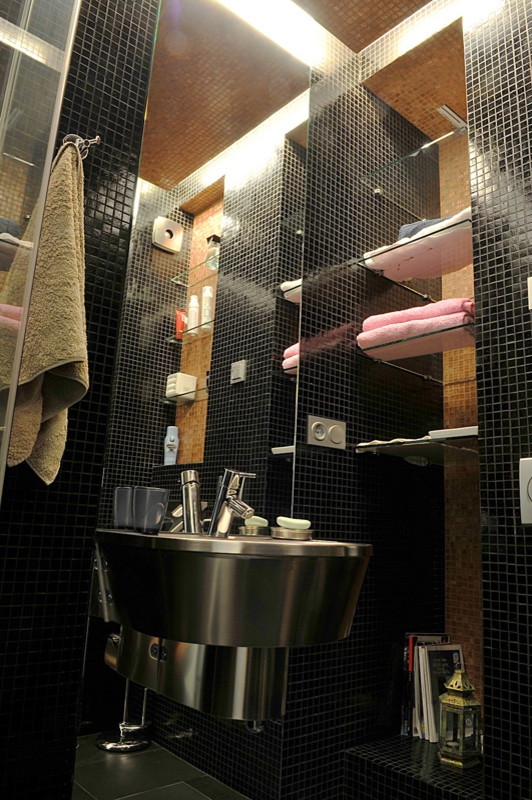 モスクワにあるお手頃価格の中くらいなコンテンポラリースタイルのおしゃれなトイレ・洗面所 (壁掛け式トイレ、黒いタイル、モザイクタイル、スレートの床、壁付け型シンク) の写真