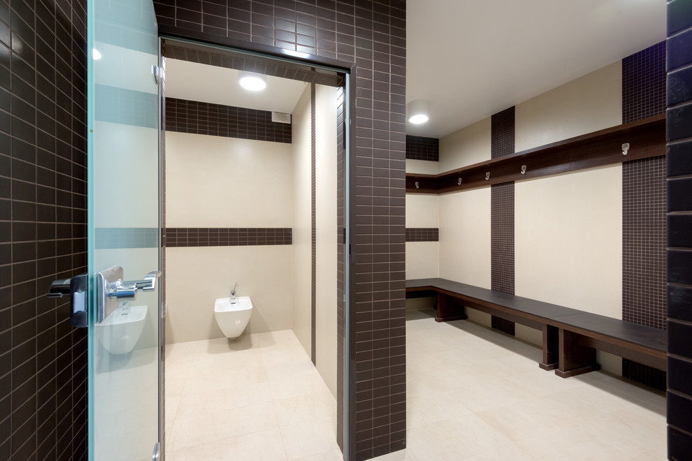 На фото: большой туалет в современном стиле с инсталляцией, коричневой плиткой, керамической плиткой, бежевыми стенами и полом из керамогранита с