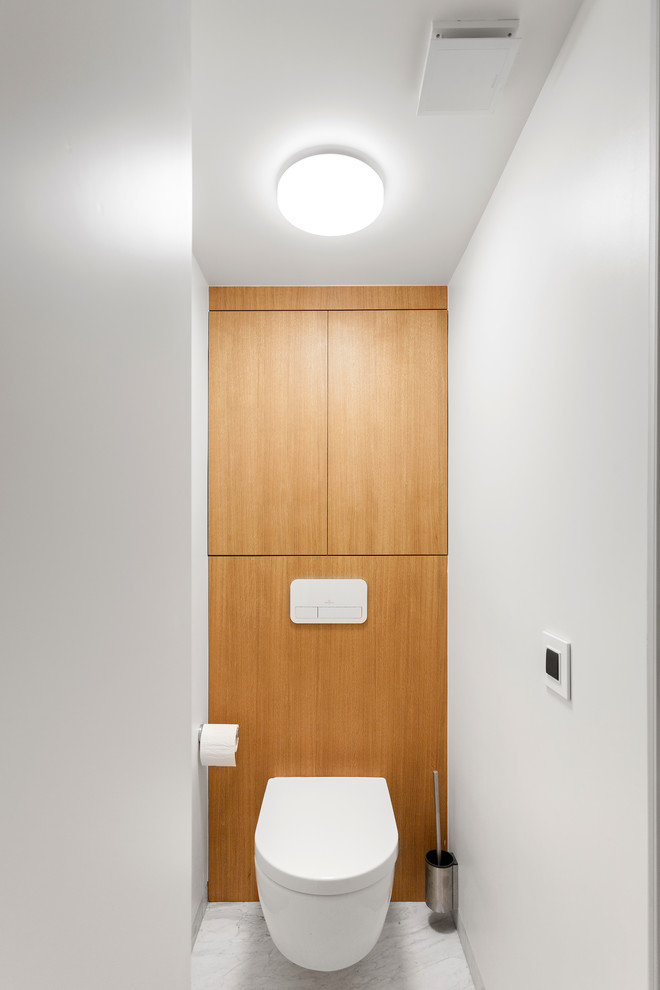Стильный дизайн: маленький туалет в современном стиле с фасадами цвета дерева среднего тона, инсталляцией, белой плиткой, белыми стенами, мраморным полом и белым полом для на участке и в саду - последний тренд