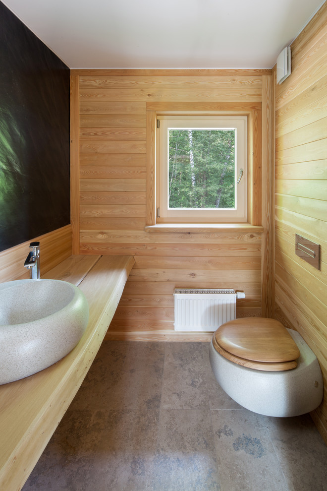 Источник вдохновения для домашнего уюта: маленький туалет в современном стиле с инсталляцией, полом из керамической плитки, столешницей из дерева, настольной раковиной и серой плиткой для на участке и в саду