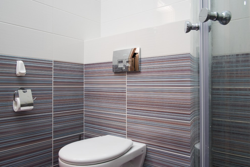 Exemple d'une petite salle de bain tendance avec WC suspendus, un carrelage rose, des carreaux de céramique, un mur violet, un sol en carrelage de céramique, un sol violet, un lavabo suspendu et un plan de toilette en surface solide.