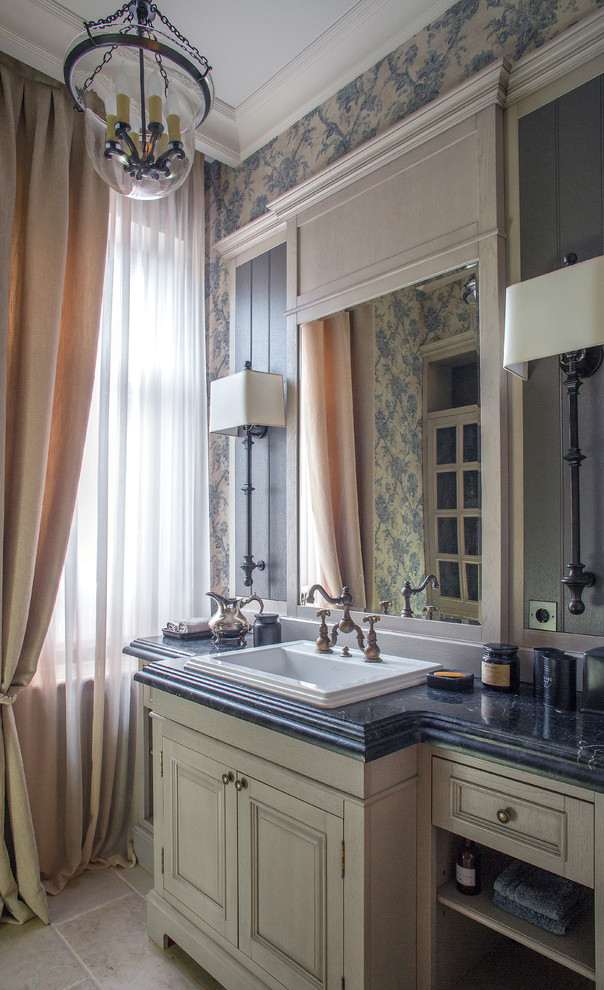 Стильный дизайн: туалет в классическом стиле с накладной раковиной, бежевым полом и серыми фасадами - последний тренд