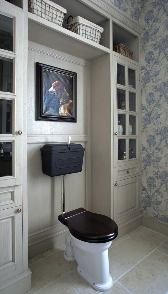 На фото: туалет в классическом стиле с серыми фасадами, раздельным унитазом, синими стенами и бежевым полом