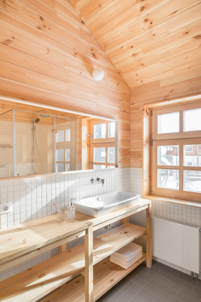 Große Landhausstil Gästetoilette mit weißen Fliesen, Porzellanfliesen, Einbauwaschbecken und Waschtisch aus Holz in Moskau