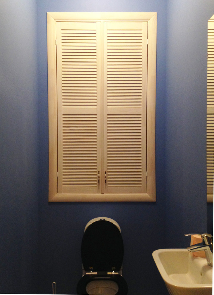 Ejemplo de aseo ecléctico de tamaño medio con armarios con puertas mallorquinas, puertas de armario beige, paredes azules, suelo de baldosas de porcelana y suelo beige