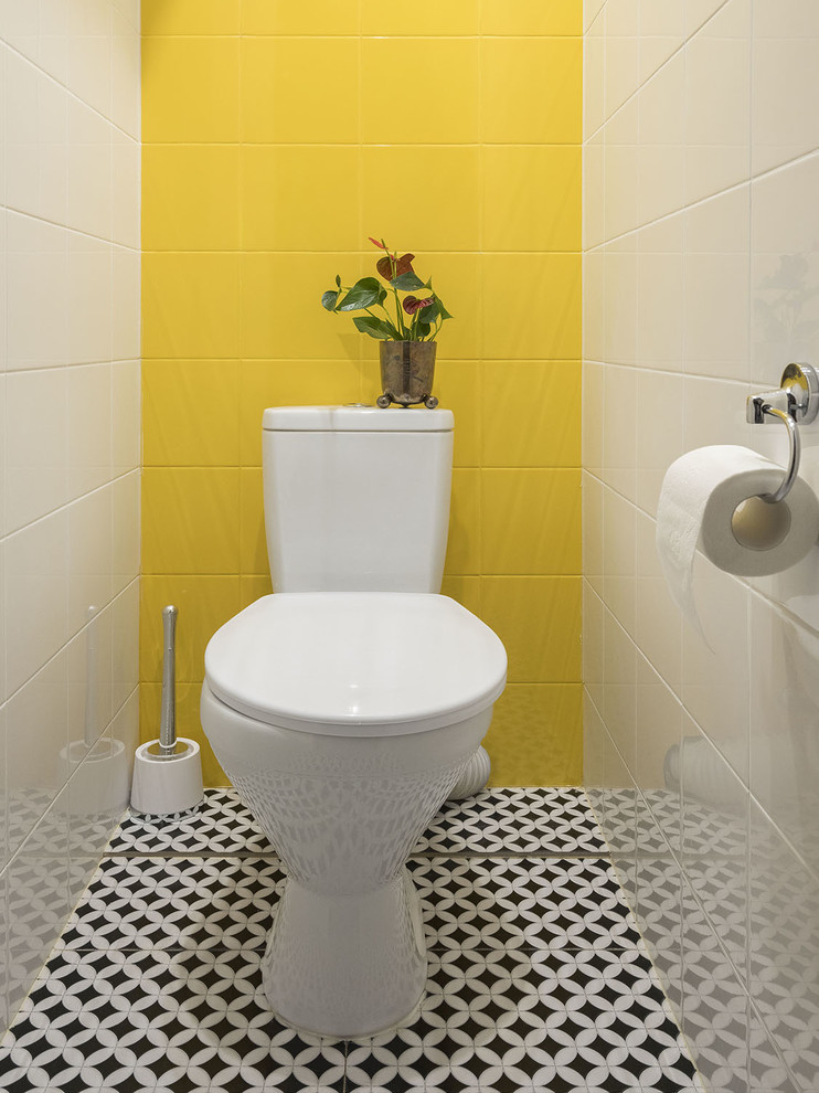Источник вдохновения для домашнего уюта: туалет в современном стиле с раздельным унитазом, белой плиткой и желтой плиткой