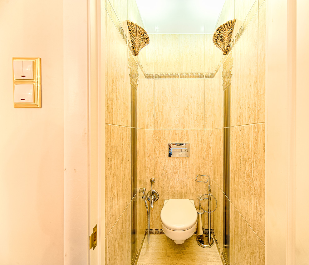 Klassische Gästetoilette mit Wandtoilette, beigen Fliesen, Keramikfliesen und Keramikboden in Moskau