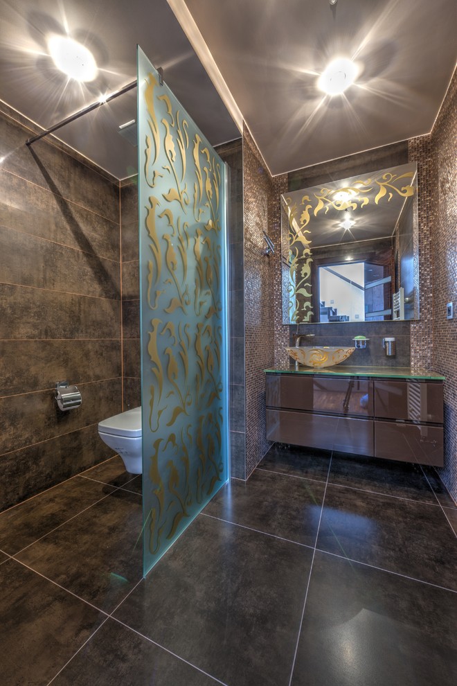 Moderne Gästetoilette mit flächenbündigen Schrankfronten, Wandtoilette, braunen Fliesen, Aufsatzwaschbecken und grauem Boden in Moskau