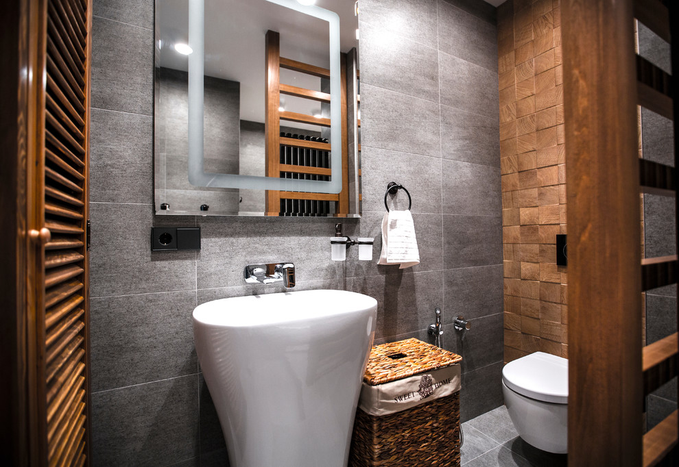 Immagine di un bagno di servizio minimal con WC sospeso e lavabo a colonna