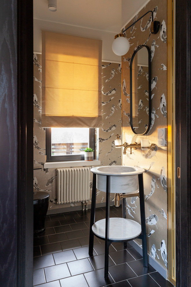Klassische Gästetoilette mit freistehendem Waschtisch, beiger Wandfarbe und Tapetenwänden in Moskau