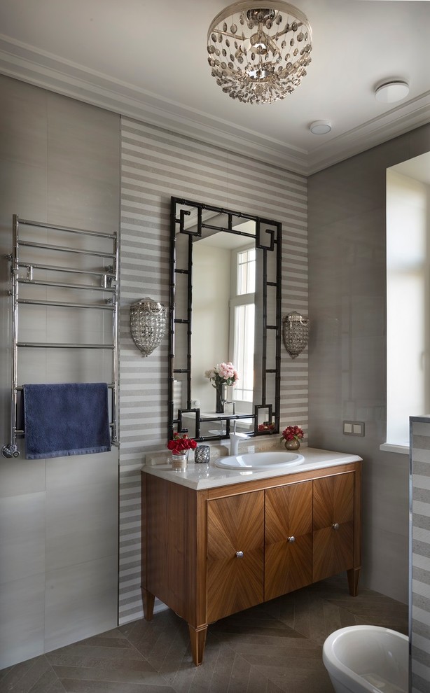 Immagine di un bagno di servizio minimal con ante lisce, ante in legno scuro, piastrelle grigie, piastrelle marroni, lavabo da incasso e pavimento marrone
