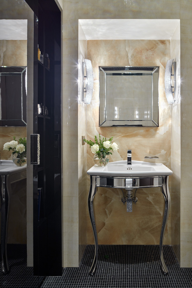 ミラノにある高級な小さなトランジショナルスタイルのおしゃれなトイレ・洗面所 (ベージュのタイル、黒いタイル、モザイクタイル、コンソール型シンク、石スラブタイル、黒い床) の写真